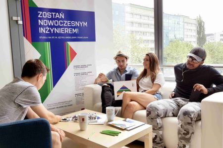 Studenci podczas przerwy