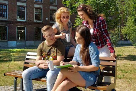 Studenci na kampusie Politechniki Łódzkiej